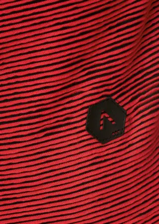 T-shirt med riller i rød