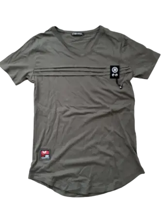 "Oplev det robuste look med en army-farvet T-shirt fra David & Gerenzo. Kvalitetstøj med militærinspiration. Køb nu og få en stærk stil!"