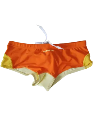 "Opdag Seobean orange badebukser på tilbud - Levende farve og stil til en fantastisk pris. Lavtalje pasform og hurtigtørrende materiale. Opgrader din strandstil i dag!"