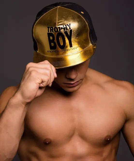 Eksklusive Andrew Christian Trophy Boy Caps i guld til den stilbevidste mand. Opgrader dit look nu! ???????? #AndrewChristian #TrophyBoy #GuldCaps