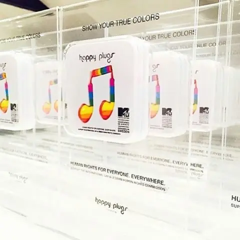 Happy Plugs høretelefoner i regnbuefarver