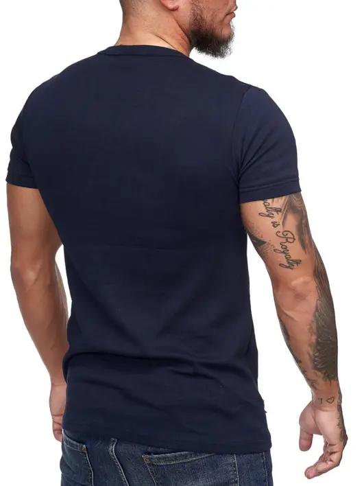 Fås nu: T-shirt med broderi i 100% bomuld. Unikt design, komfortabel pasform. Tilføj stil til din garderobe med denne fashionable t-shirt.