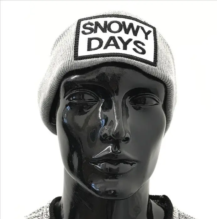 Strikhue med logo "Snowy days"   -3 farver at  vælge imellem
