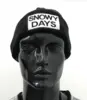Strikhue med logo "Snowy days"   -3 farver at  vælge imellem