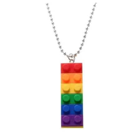 Halskæde som Legoklods i Pride Farver